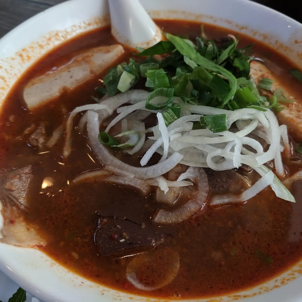 bún bò hue 香辣牛肉豬蹄豬血粉湯